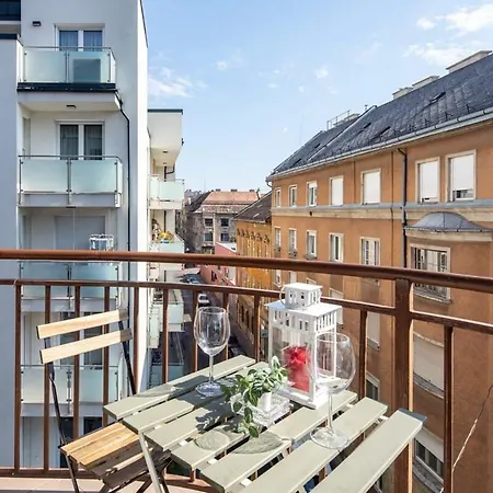 Balcony - Sunny - Cosy Apartment Budapest
