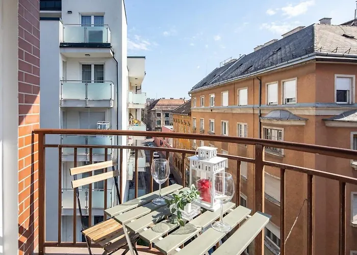 Balcony - Sunny - Cosy شقة بودابست